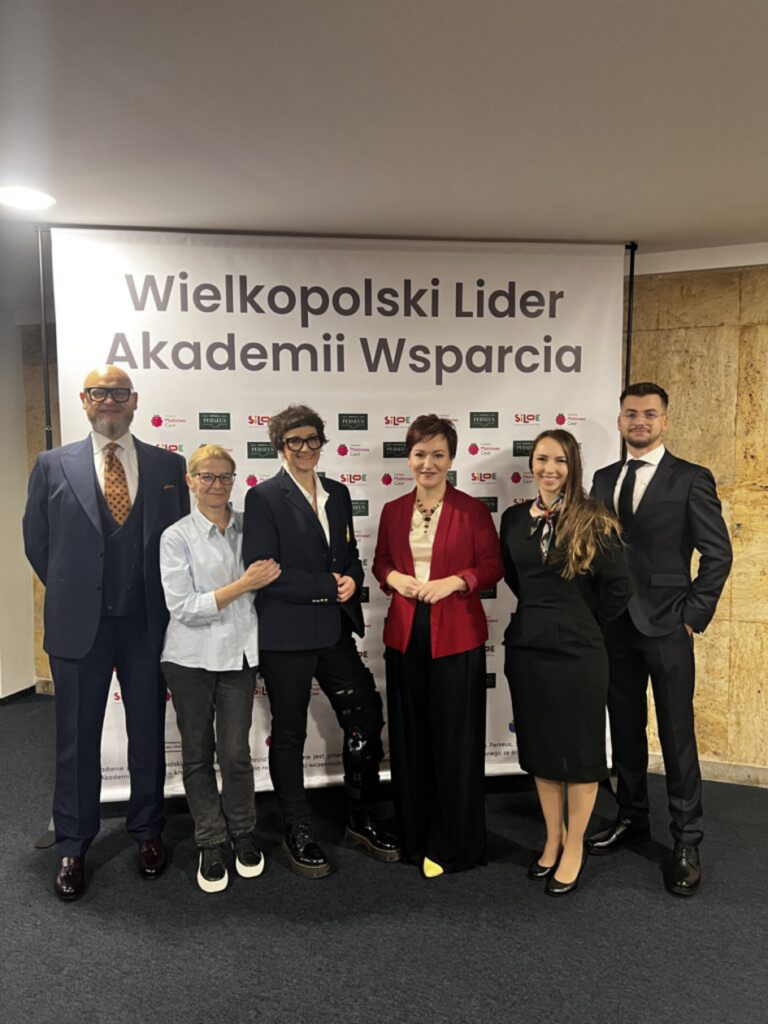 Zarządy Fundacji Malinowy GEST, Fundacji Peresus i Stowarzyszenia SILOE. Od Lewej: Krzysztof Frąszczak (Fundacja Perseus), Danuta Mączyńska (Stowarzyszenie SILOE), Aleksandra Frąszczak (Fundacja Perseus), Monika Lisiecka (Fundacja Malinowy GEST), Karolina Chwiałkowska (Malinowy GEST), Patryk Piwko (Fundacja Perseus) 