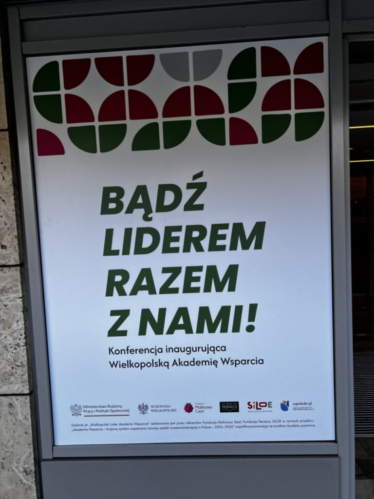 Plakat Konferencji inauguracyjnej Wielkopolskiej Akademii Wsparcia z napisem "Bądź liderem razem z nami!"